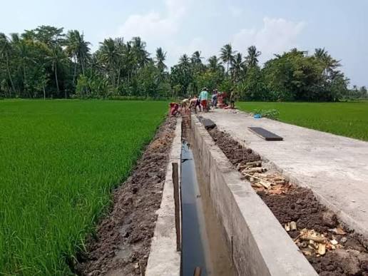 Gotong Royong Membersihkan Saluran Air