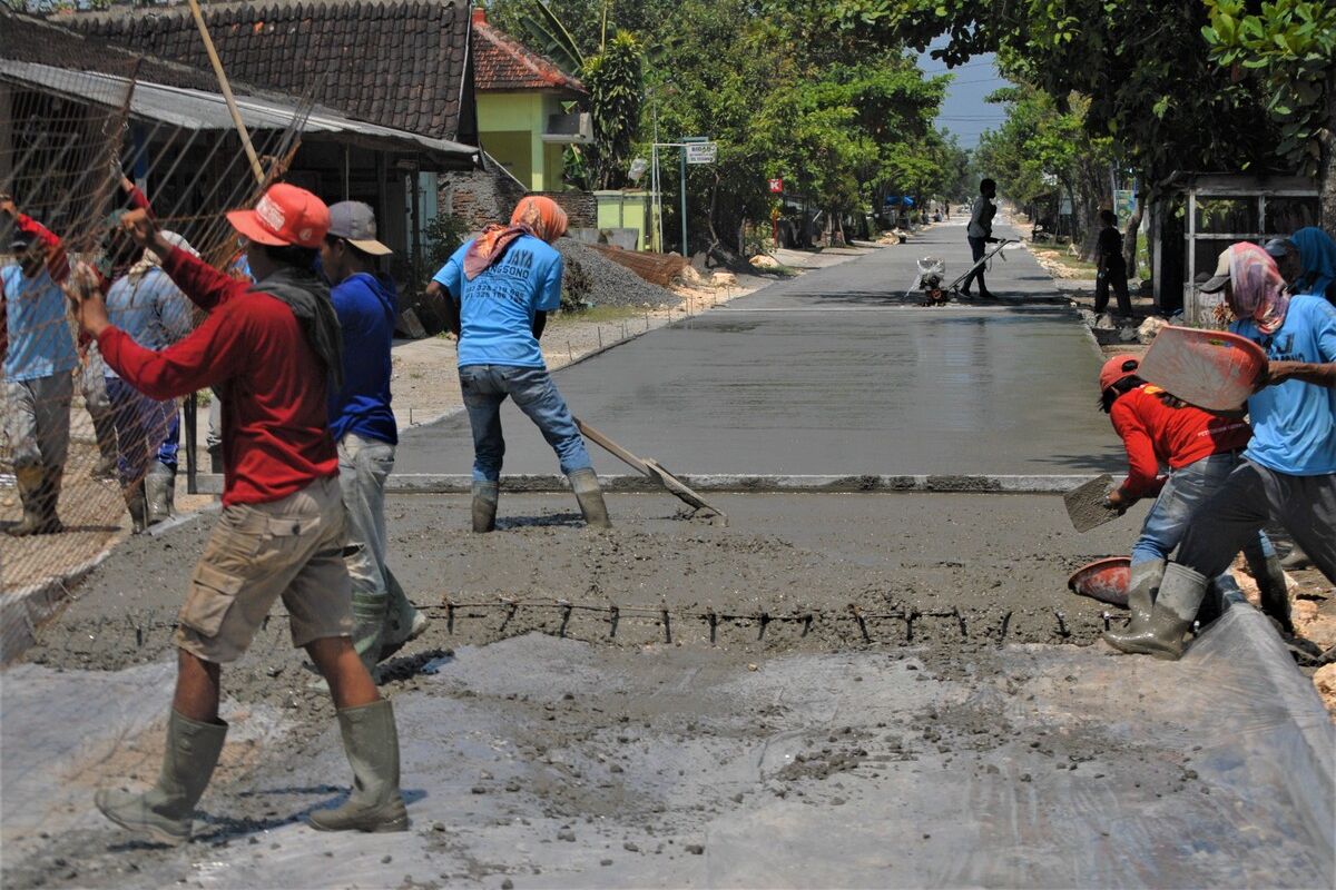 Pemdes Karanganyar Realisasikan Pembangunan Jalan Rabat Beton Sumber Dana APBD Tahun 2025